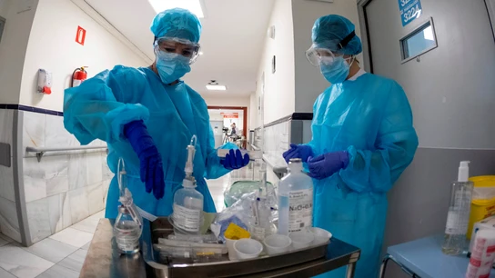 Personal sanitario trabaja en una planta del madrileño hospital Gregorio Marañón Personal sanitario trabaja en una planta del madrileño hospital Gregorio Marañón