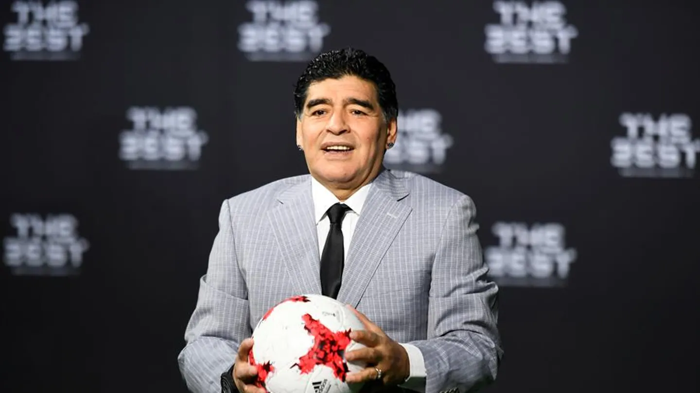 Maradona posa sonriente en un acto de la FIFA. Maradona posa sonriente en un acto de la FIFA.
