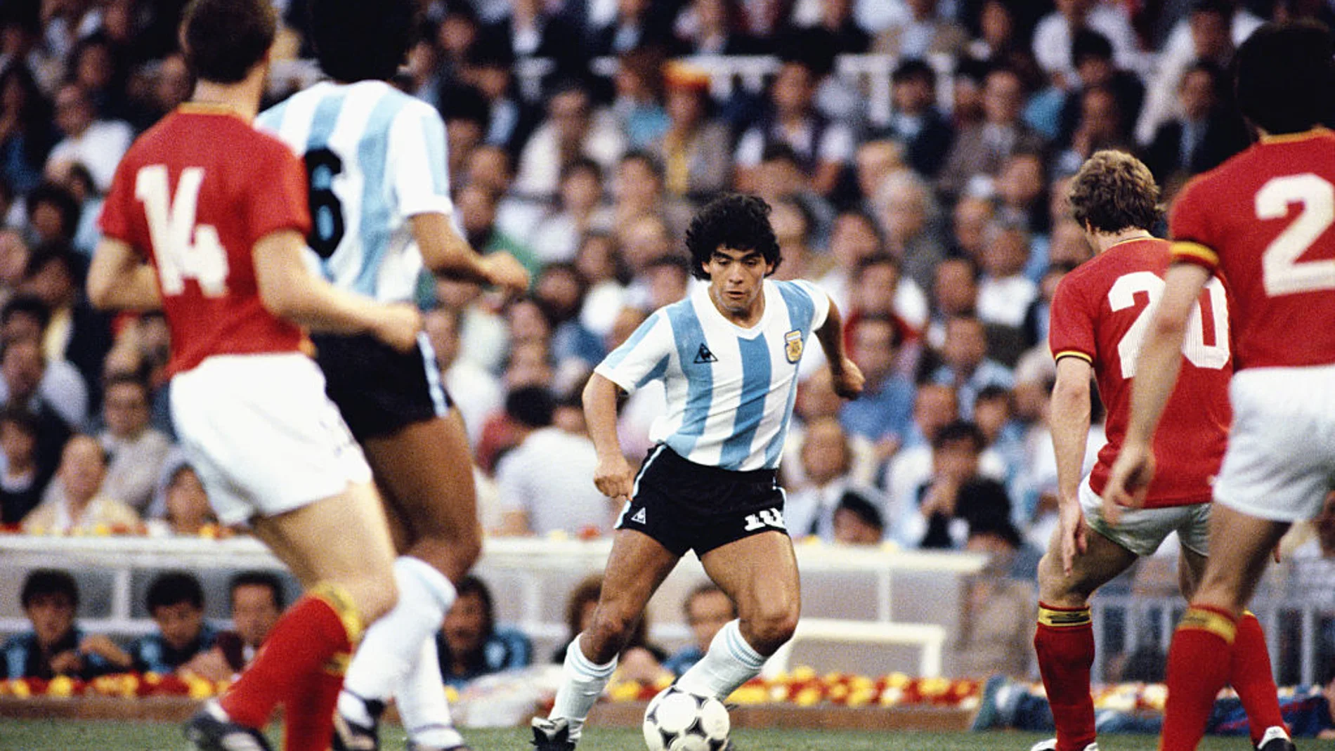 Diego Maradona asume la defensa belga durante el partido de la Copa Mundial de la FIFA 1982 entre Argentina y Bélgica en el estadio Camp Nou el 13 de junio de 1982 en Barcelona, ​​España