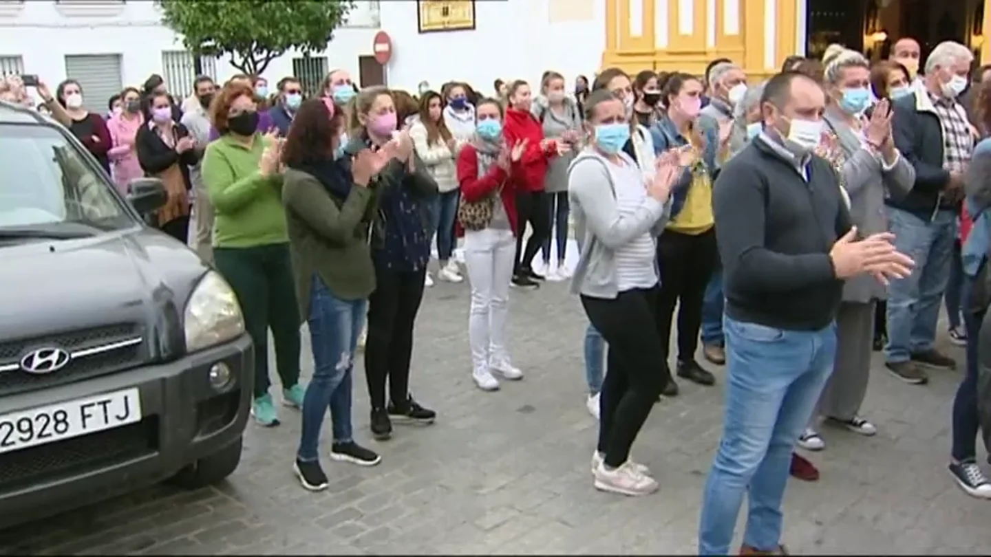 Castilblanco se vuelca con la madre de la bebé atropellada por un conductor drogado: "¡Mi hija! ¡Me la han matado!" Castilblanco se vuelca con la madre de la bebé atropellada por un conductor drogado: "¡Mi hija! ¡Me la han matado!"