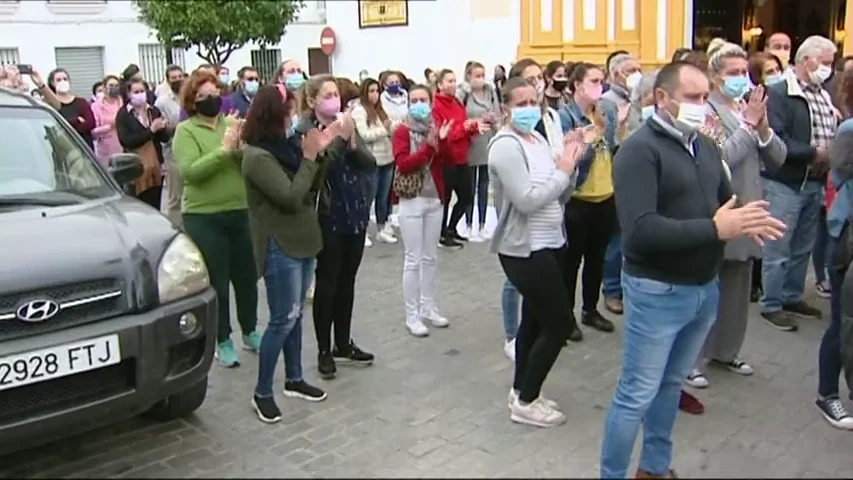 Castilblanco se vuelca con la madre de la bebé atropellada por un conductor drogado: "¡Mi hija! ¡Me la han matado!"