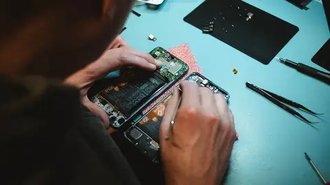 Reparando un móvil Reparando un móvil