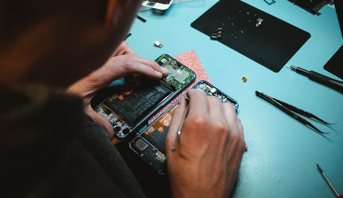 Reparando un móvil