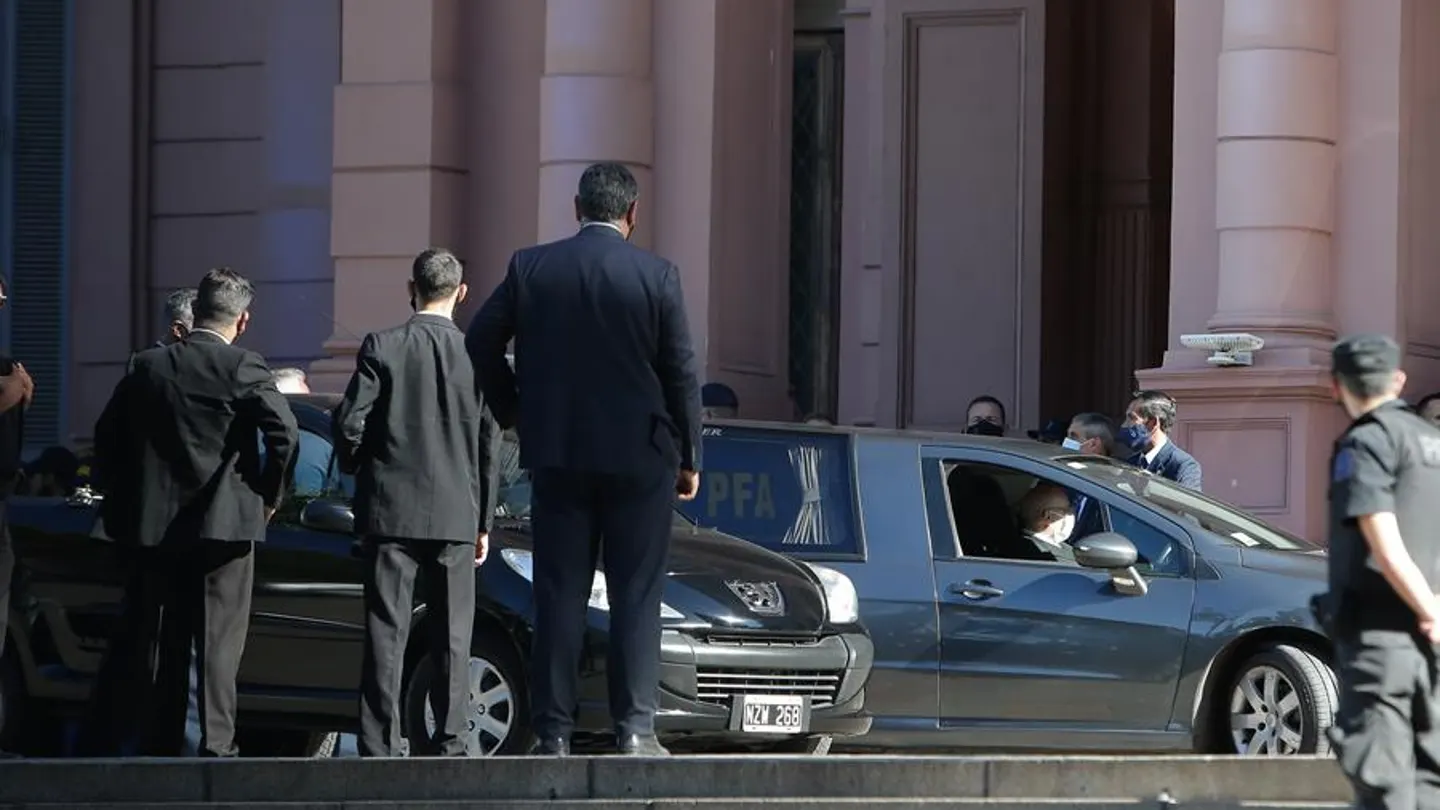 El cortejo fúnebre de Diego Armando Maradona ha salido de la Casa Rosada hacia el cementerio Jardín Bella Vista, en Buenos Aires El cortejo fúnebre de Diego Armando Maradona ha salido de la Casa Rosada hacia el cementerio Jardín Bella Vista, en Buenos Aires