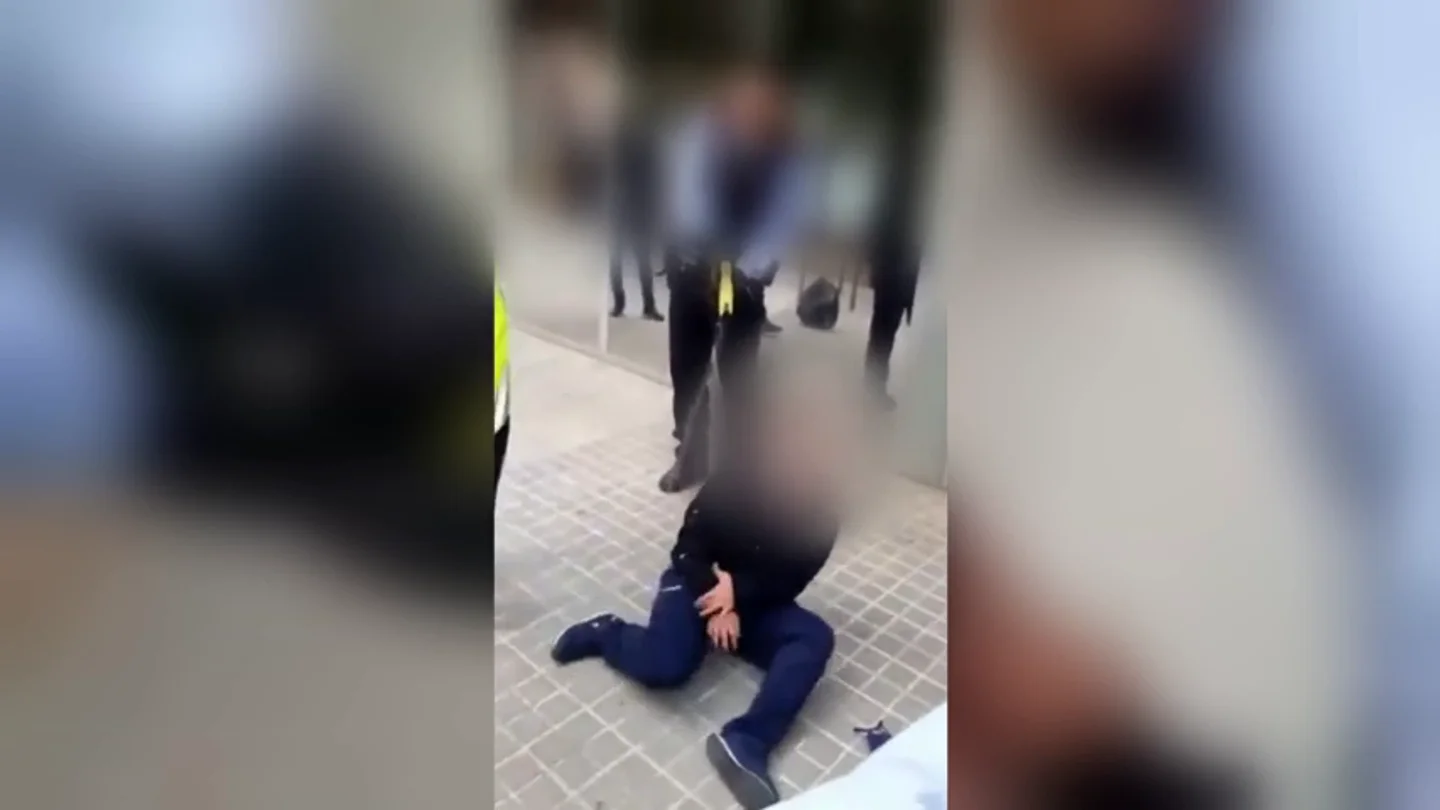 Los Mossos disparan a una joven con una pistola Taser en Sabadell a las puertas de un centro médico Los Mossos disparan a una joven con una pistola Taser en Sabadell a las puertas de un centro médico