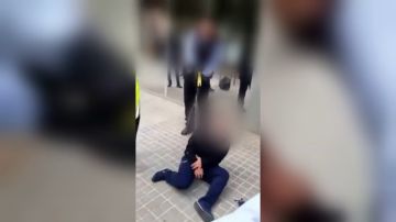  Los Mossos disparan a una joven con una pistola Taser en Sabadell a las puertas de un centro médico
