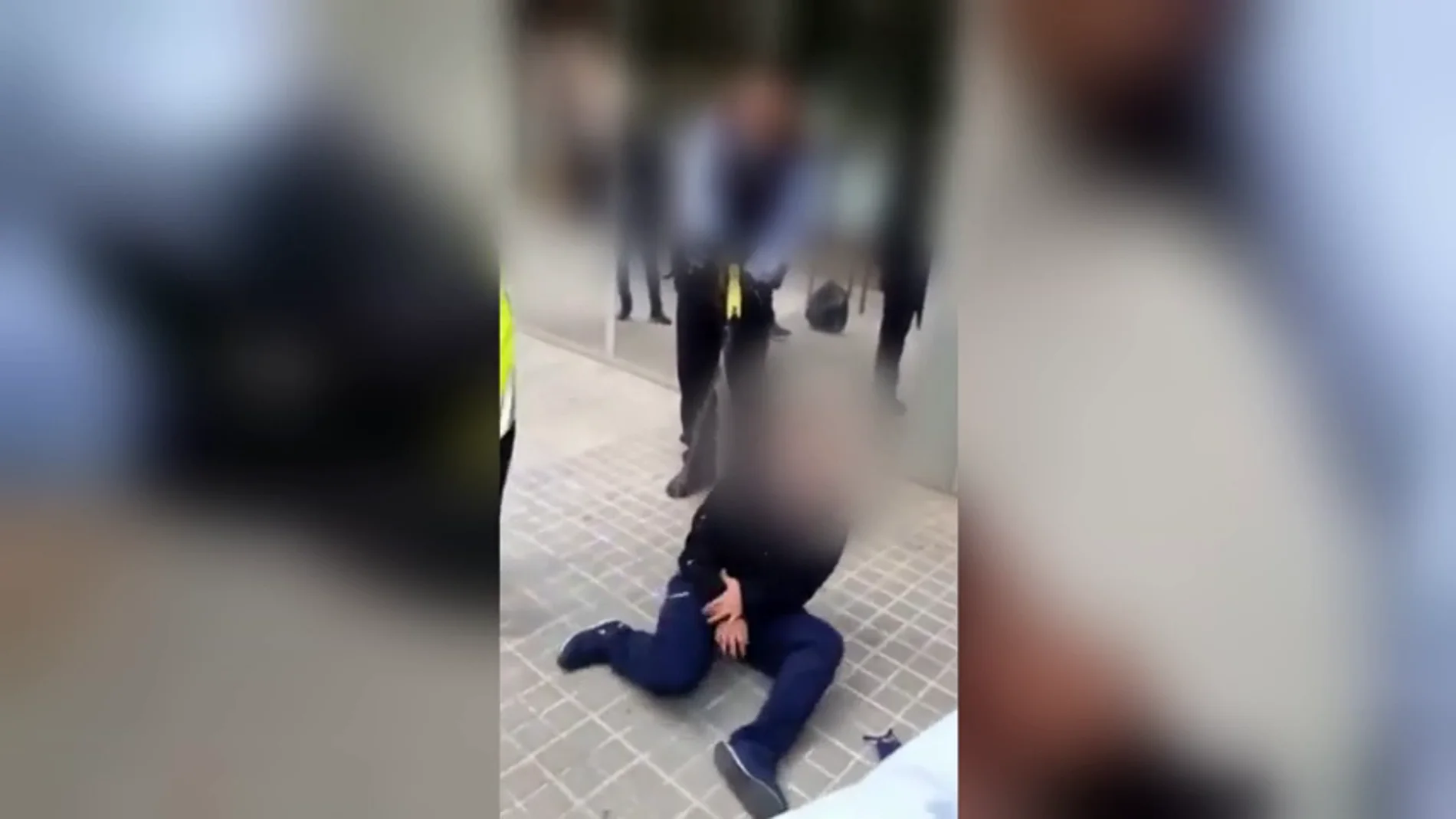  Los Mossos disparan a una joven con una pistola Taser en Sabadell a las puertas de un centro médico