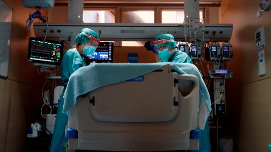 Dos profesionales sanitarios trabajan en la UCI del Hospital Vall d'Hebron de Barcelona este miércoles Dos profesionales sanitarios trabajan en la UCI del Hospital Vall d'Hebron de Barcelona este miércoles