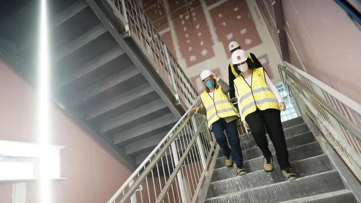 Isabel Díaz Ayuso, durante una visita a las obras del nuevo hospital de pandemias