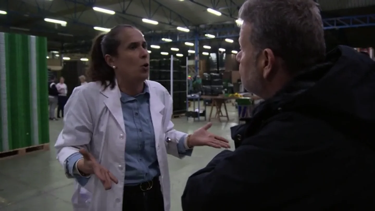 Chicote descubre cajas sin etiqueta en una exportadora de hortalizas y su dueña niega fraudes: "Son bulos" Chicote descubre cajas sin etiqueta en una exportadora de hortalizas y su dueña niega fraudes: "Son bulos"