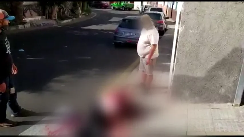 Acuchilla en el cuello a tía en plena calle y la deja tirada ante los vecinos: "Ya estás muerta, no hay quién te salve"