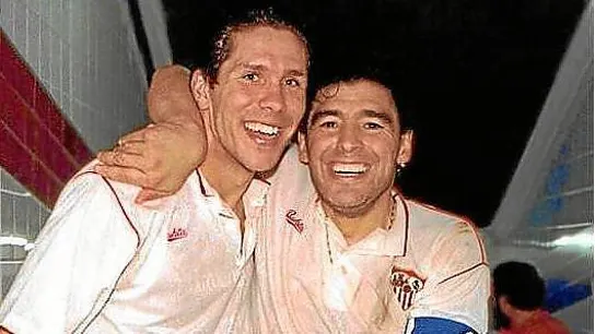 Simeone y Maradona en el Sevilla FC Ambos coincidieron un año en el equipo