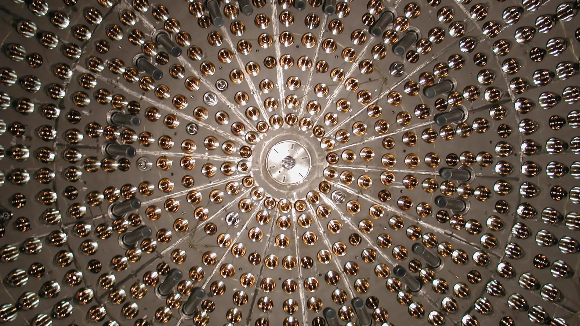 Un detector de neutrinos obtiene la primera prueba experimental de como brillan las estrellas masivas