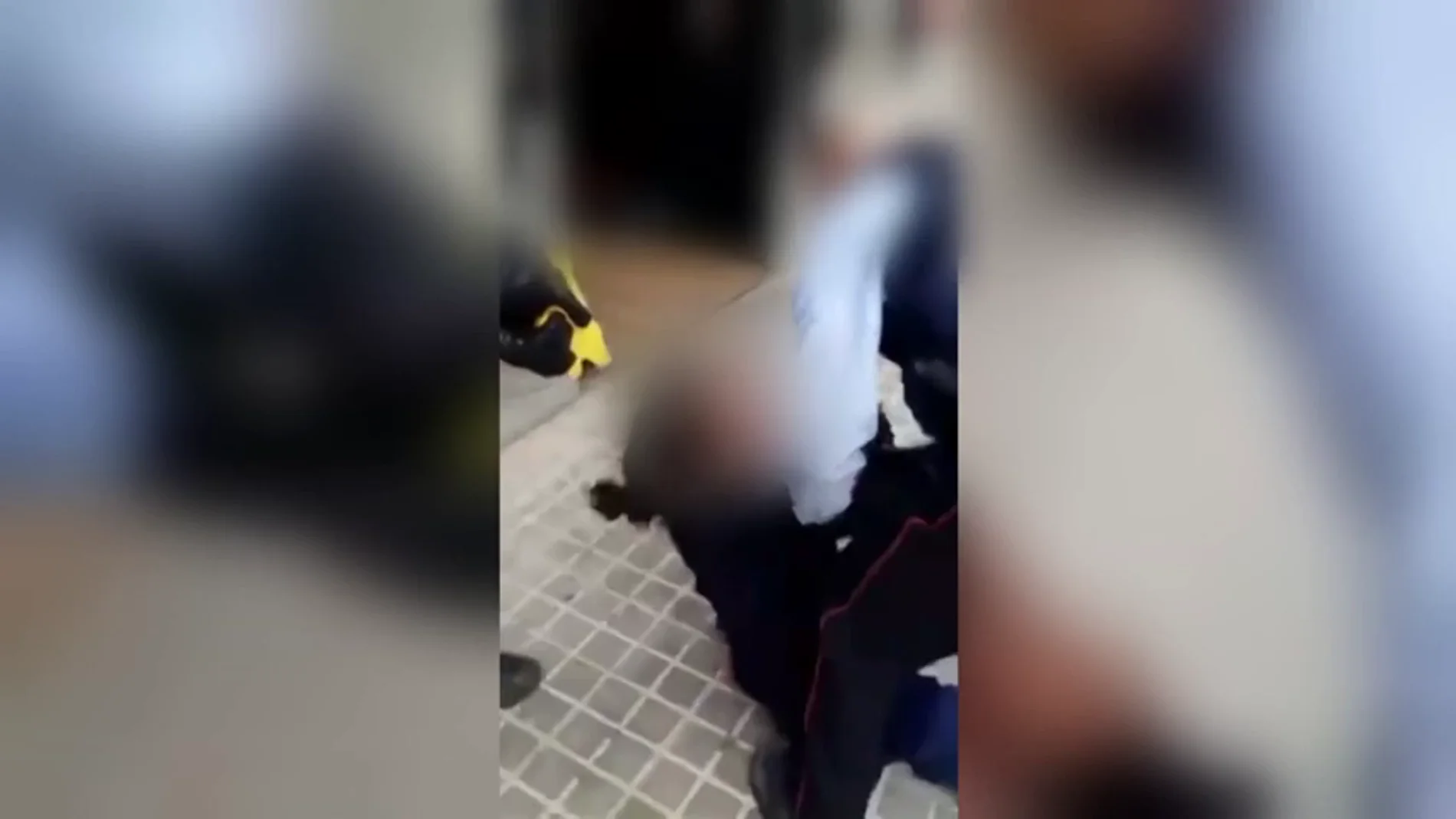 Investigan a los mossos que dispararon a una joven con una pistola Taser a las puertas de un centro médico