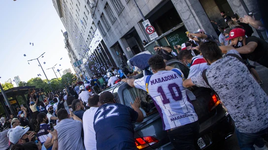 Aficionados de Maradona, alrededor del coche fúnebre Aficionados de Maradona, alrededor del coche fúnebre