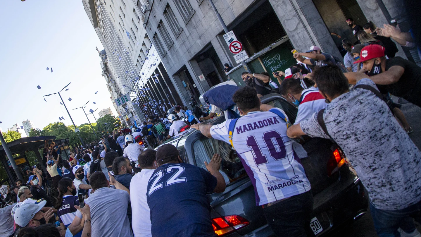 Aficionados de Maradona, alrededor del coche fúnebre Aficionados de Maradona, alrededor del coche fúnebre