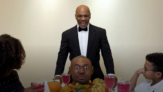 Mike Tyson se 'come' a oreja de Roy Jones El boxeador sigue promocionando el enfrentamiento de su regreso tras 15 años.
