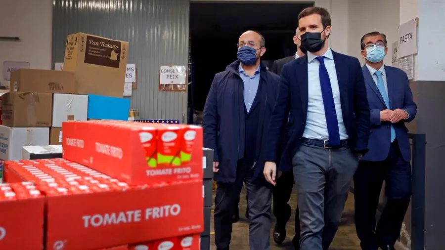 Pablo Casado visita un banco de alimentos en Reus (Tarragona)