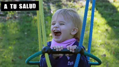 Imagen de archivo de un menor en un columpio Imagen de archivo de un menor en un columpio
