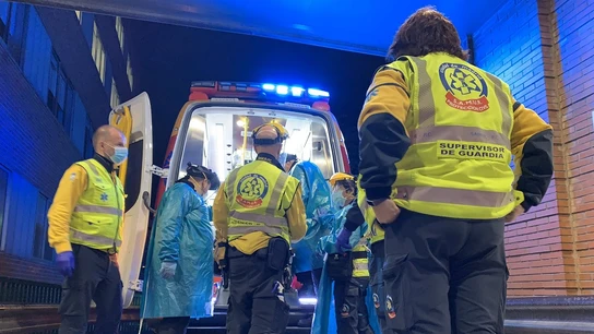 Sanitarios atendiendo al hombre herido de gravedad por arma blanca en Carabanchel Sanitarios atendiendo al hombre herido de gravedad por arma blanca en Carabanchel