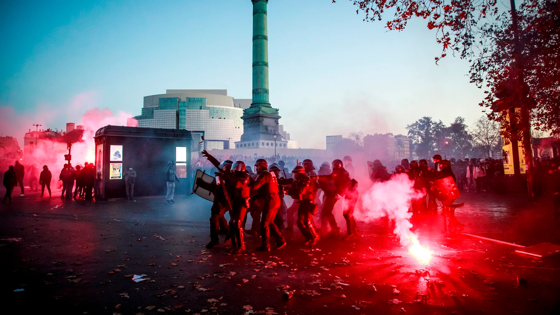 Agentes antidisturbios se enfrentan a manifestantes en París