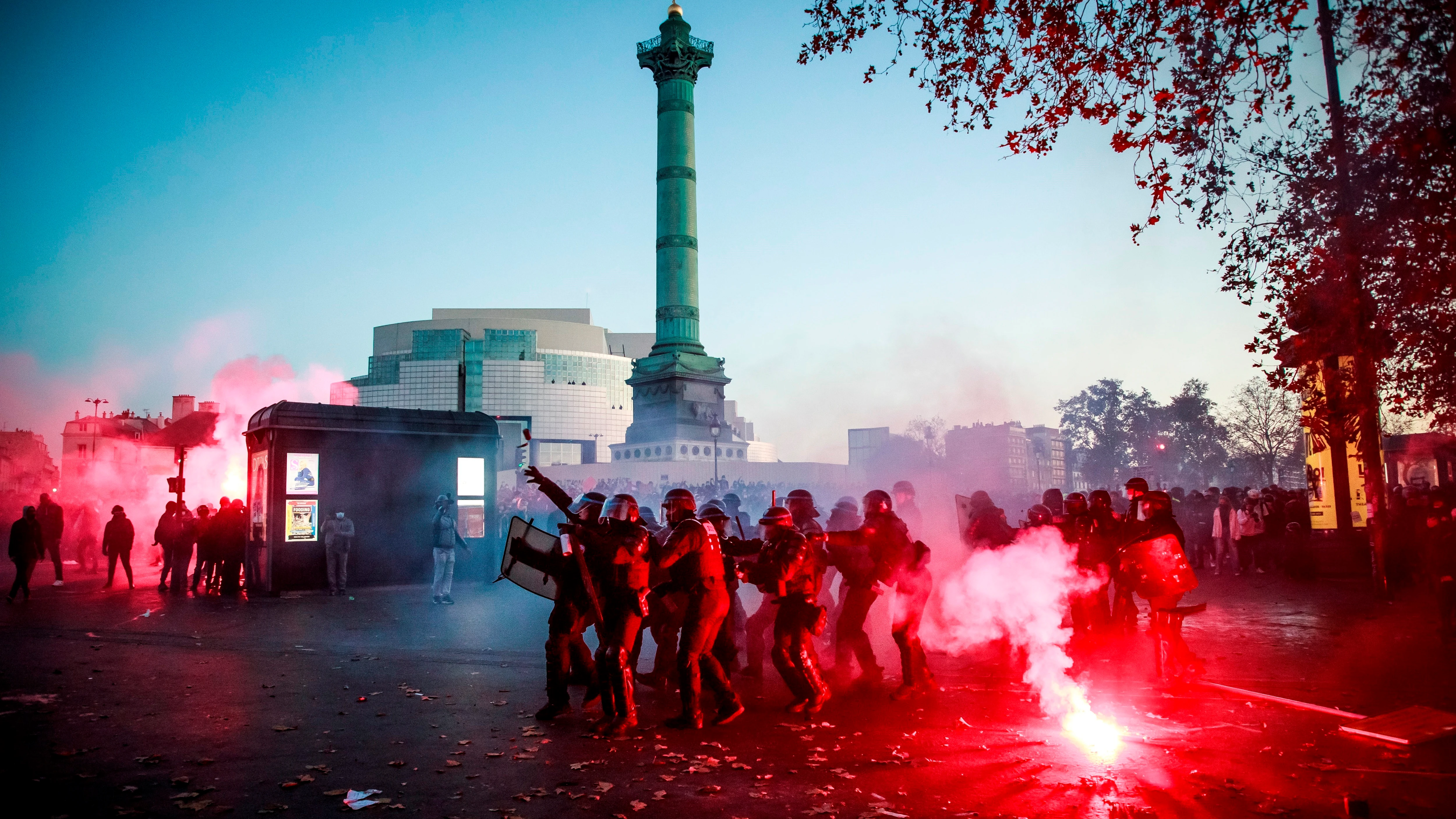 Agentes antidisturbios se enfrentan a manifestantes en París