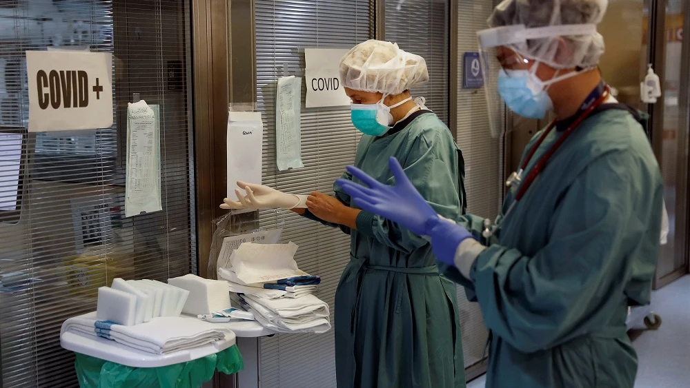 Dos profesionales sanitarios trabajando en la UCI del Hospital Vall d'Hebron de Barcelona