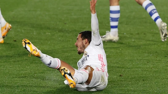 Eden Hazard cae al suelo Eden Hazard cae al suelo