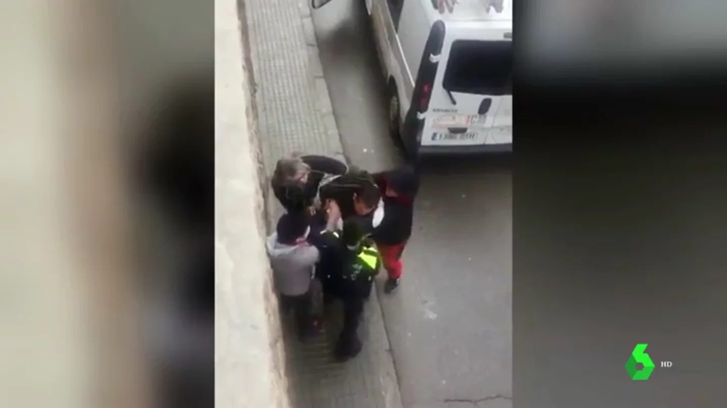 PALIZA A POLICÍA PALIZA A POLICÍA