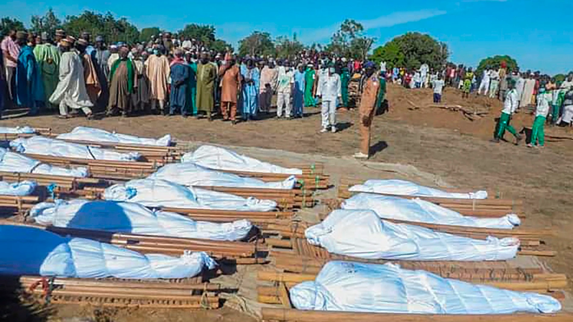 Momento del entierro de las víctimas del ataque de Boko Haram