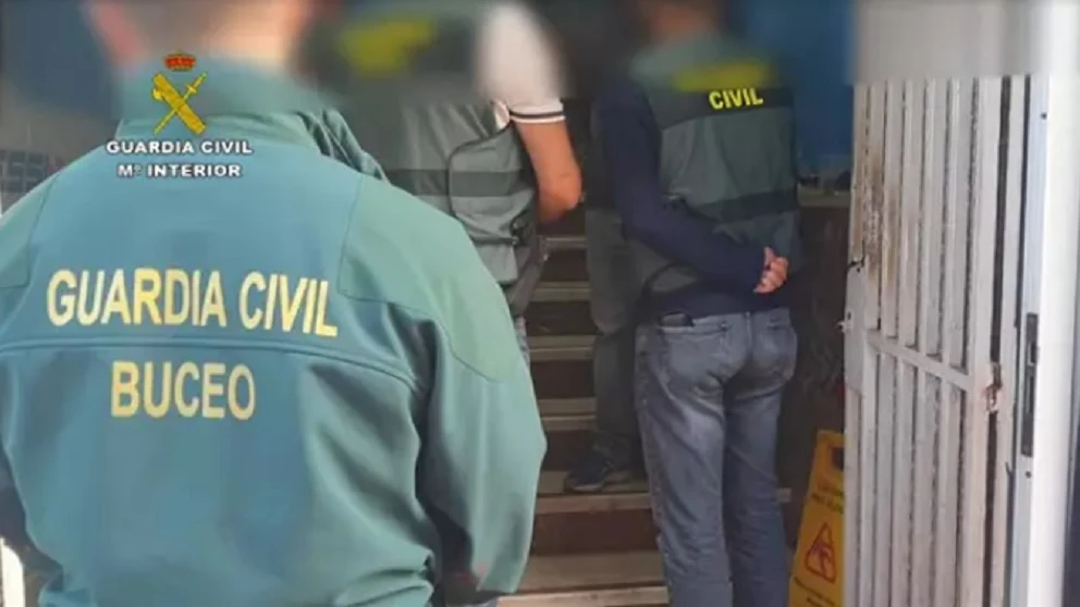 Agentes de la Guardia Civil procediendo al registro del centro de buceo