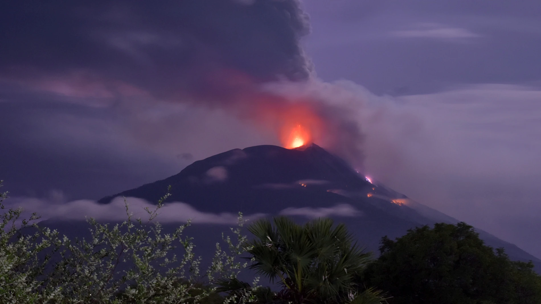 El volcán Ile Lewotolok, en erupción