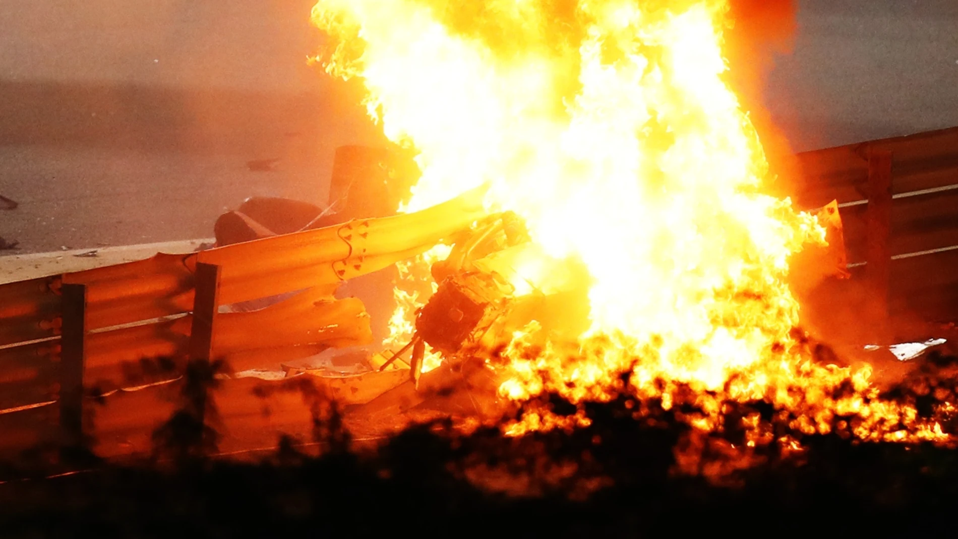 El coche de Grosjean, en llamas