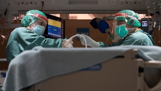 Dos profesionales sanitarios trabajan en la UCI del Hospital Vall d'Hebron de Barcelona Dos profesionales sanitarios trabajan en la UCI del Hospital Vall d'Hebron de Barcelona