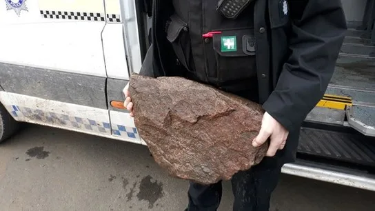 La piedra con la que fue arrojada al río la perra La piedra con la que fue arrojada al río la perra