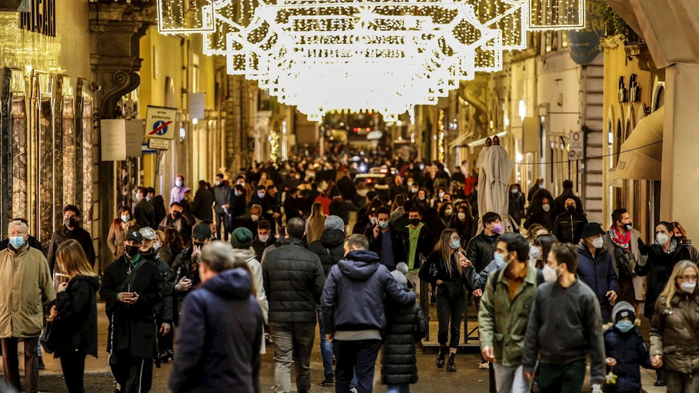 Compras de Navidad en una calle comercial Compras de Navidad en una calle comercial