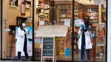 Dos trabajadoras en una farmacia participan en el aplauso de agradecimiento a los sanitarios durante el mes de abril.