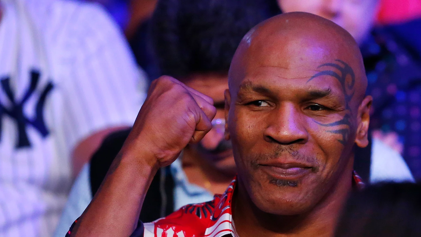 Mike Tyson, el boxeador regresó tras 15 años fuera del ring Fumó marihuana antes de subirse al ring