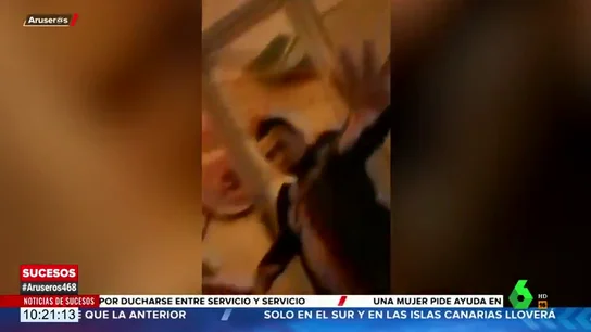 Graban a un pedófilo que habría abusado sexualmente de una niña de 14 años en un centro comercial de Barcelona Graban a un pedófilo que habría abusado sexualmente de una niña de 14 años en un centro comercial de Barcelona