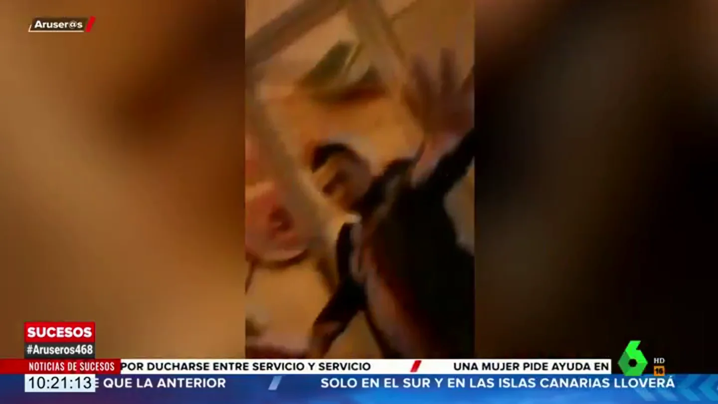 Graban a un pedófilo que habría abusado sexualmente de una niña de 14 años en un centro comercial de Barcelona Graban a un pedófilo que habría abusado sexualmente de una niña de 14 años en un centro comercial de Barcelona