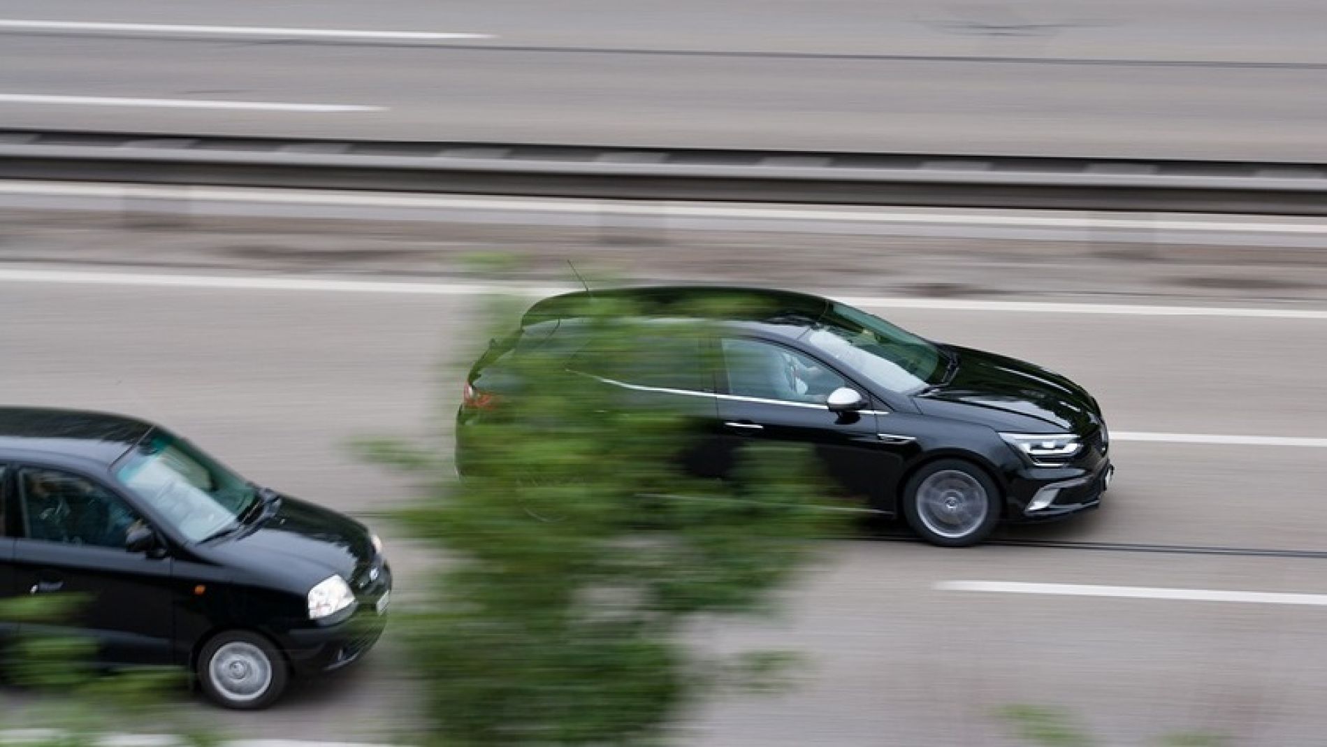 Coches circulando por la carretera