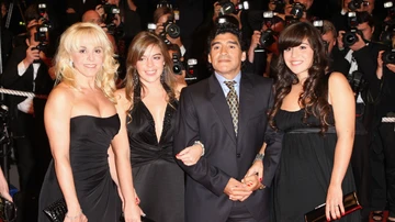 Diego Armando Maradona, su exmujer, Claudia Villafane, y hijas Dalma y Giannina 