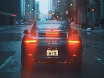 Coche circulando por la ciudad Coche circulando por la ciudad
