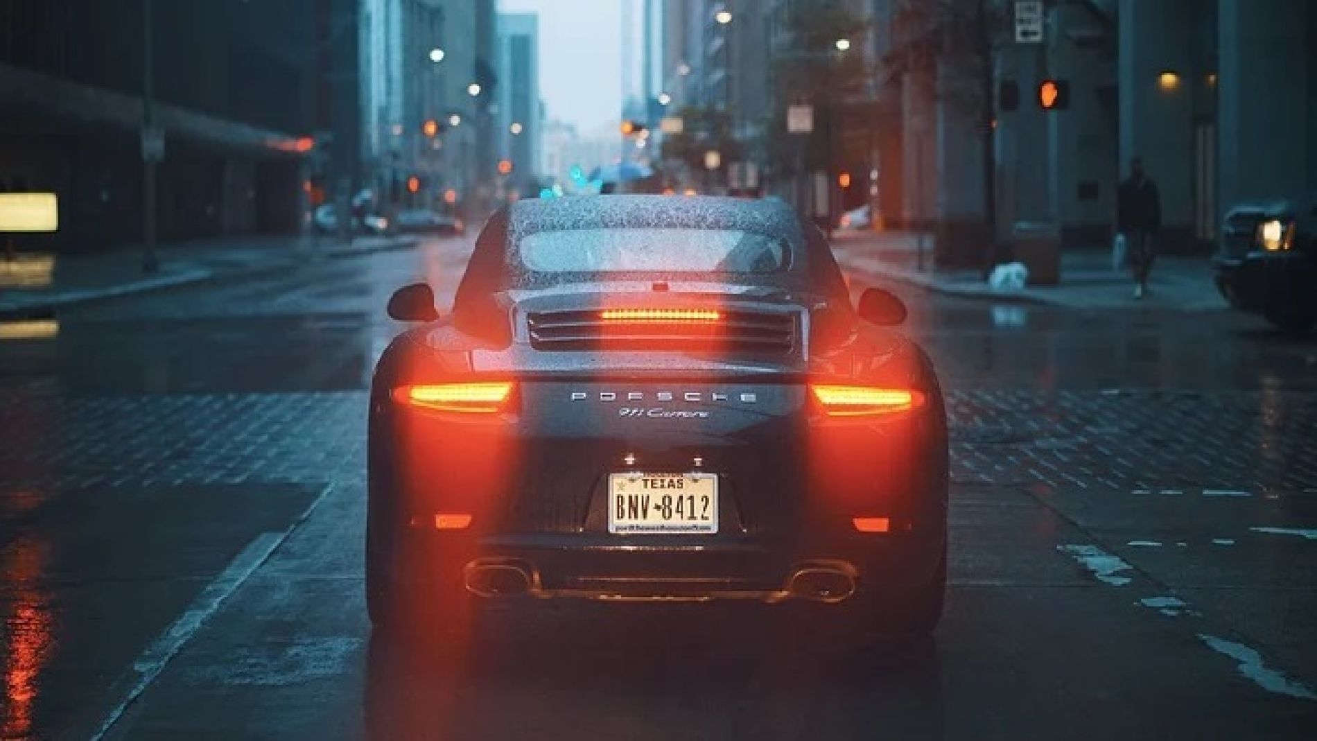 Coche circulando por la ciudad