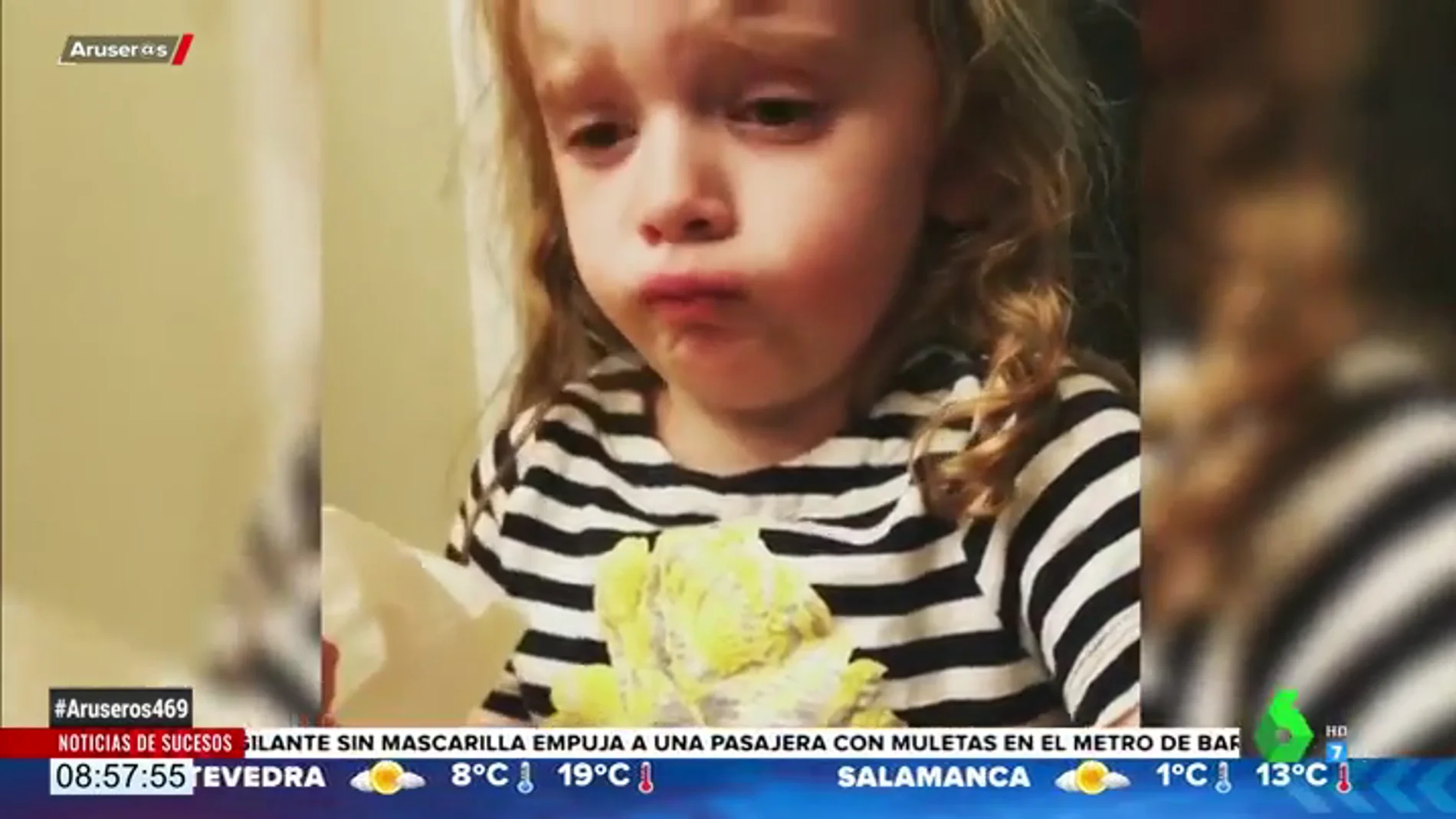 El desternillante vídeo en el que una niña a punto de vomitar intenta fingir delante de su madre que la comida está buena 