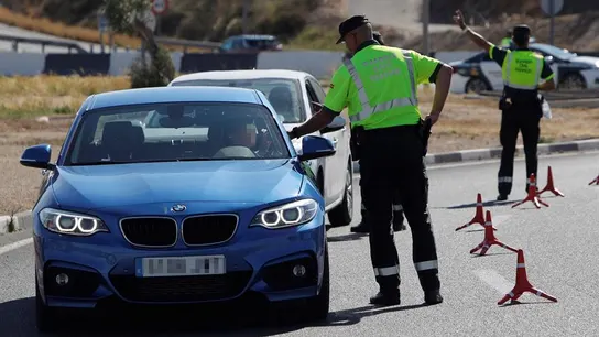 Agentes de la Guardia Civil de Tráfico realizan un control de alcoholemia y drogas en la A-79 que une Alicante y Elche Controles de drogas