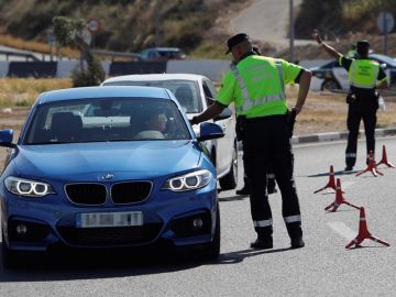 Agentes de la Guardia Civil de Tráfico realizan un control de alcoholemia y drogas en la A-79 que une Alicante y Elche