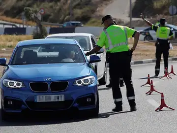 Agentes de la Guardia Civil de Tráfico realizan un control de alcoholemia y drogas en la A-79 que une Alicante y Elche Controles de drogas