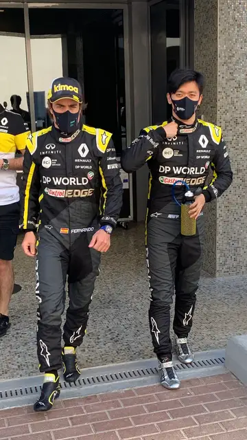 Fernando Alonso y Guanyu Zhou Fernando Alonso y Guanyu Zhou