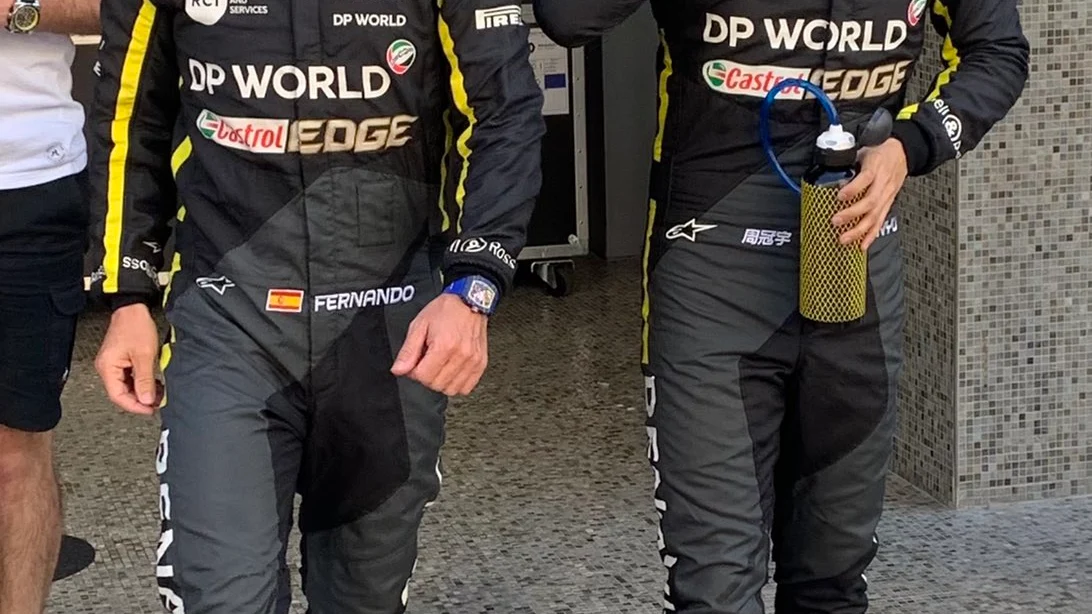 Fernando Alonso y Guanyu Zhou